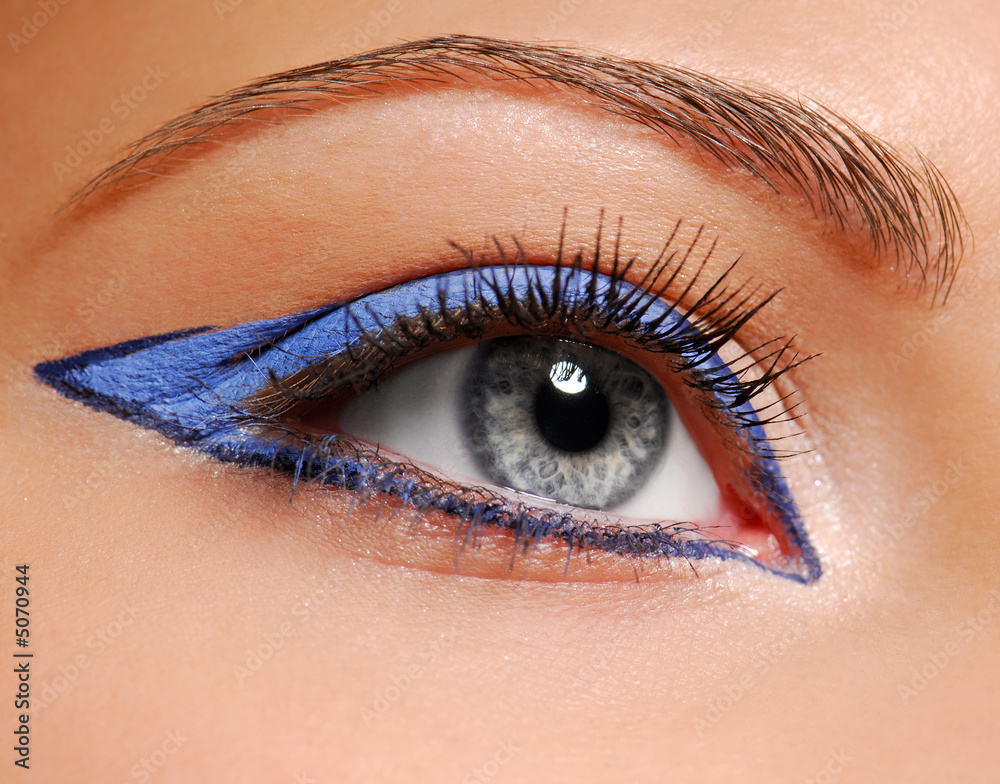 Fototapeta premium Fashion make-up - Blue arrow