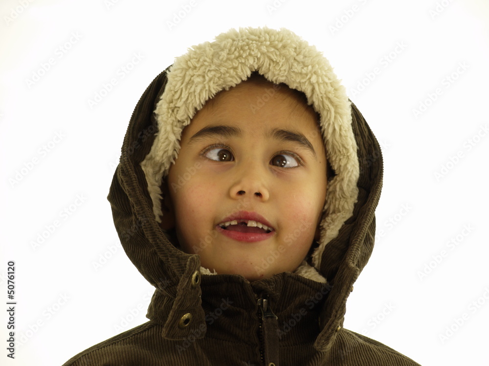 junge mit zahnlücke macht fratzen im wintermantel junge mit zahnlücke macht fratzen im wintermantel
