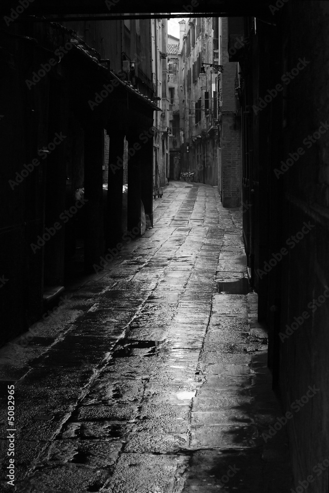 Fototapeta premium Dark alley in Venice