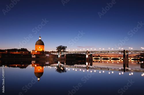 l'hopital Lagrave et le pont Saint pierre de Toulouse de nuit