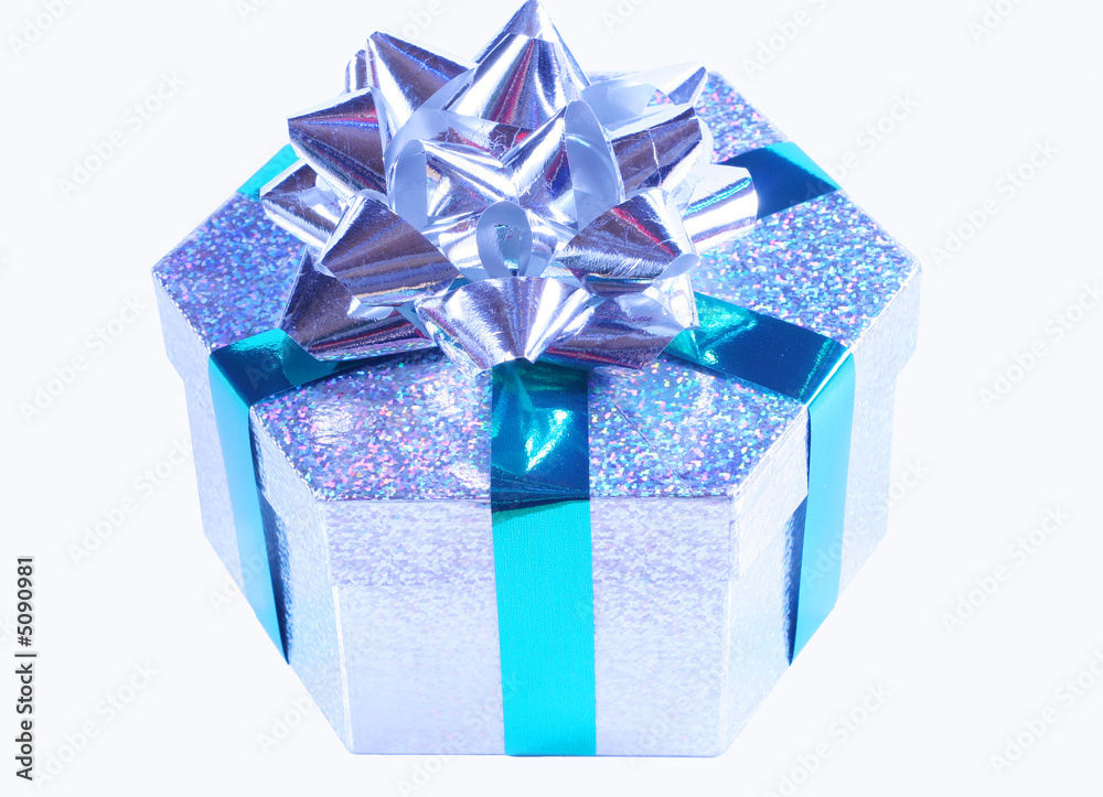 Obraz premium Silver sparkling gift box with green ribbon and silver bow