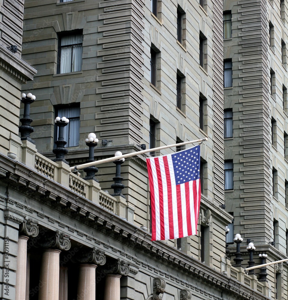 Immeuble et drapeau américain