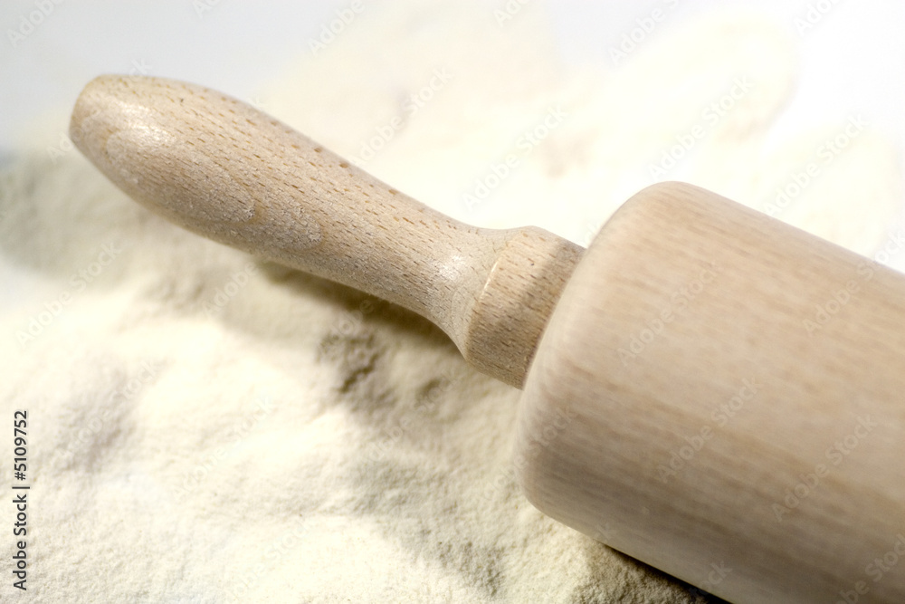 Nudelholz mit Mehl Nudelholz mit Mehl