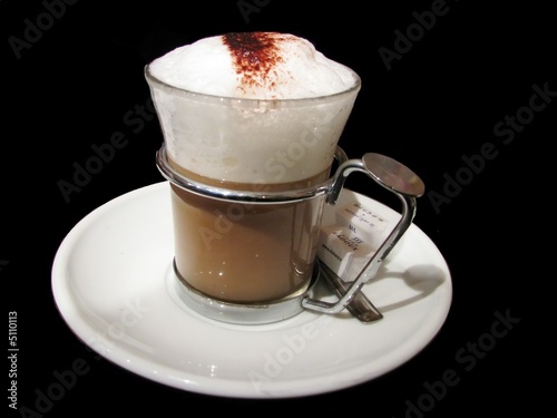 Capuccino sur fond noir