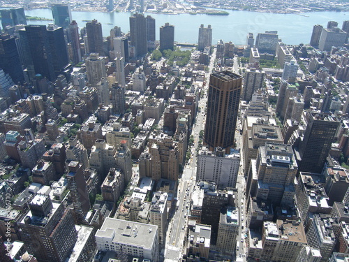 Blick von wolkenkratzer auf halbinsel manhattan in new york