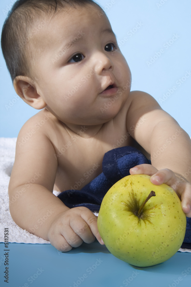 Baby mit Apfel Baby mit Apfel