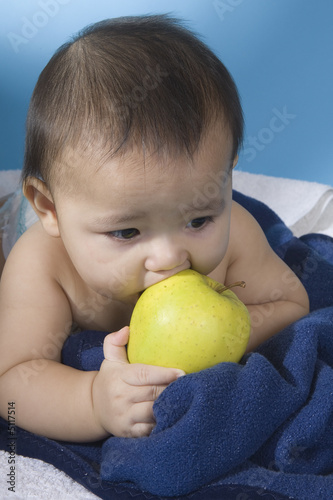 Baby mit Apfel