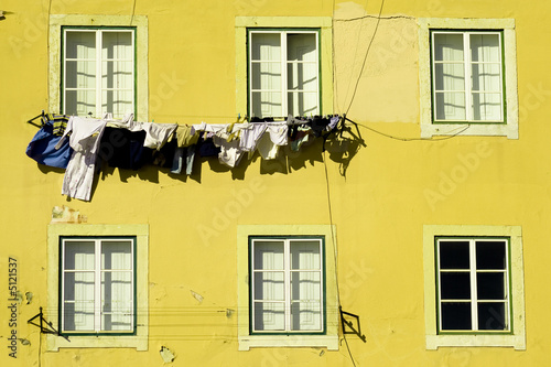 Linge pendant aux fenêtres à Lisbonne, Portugal photo