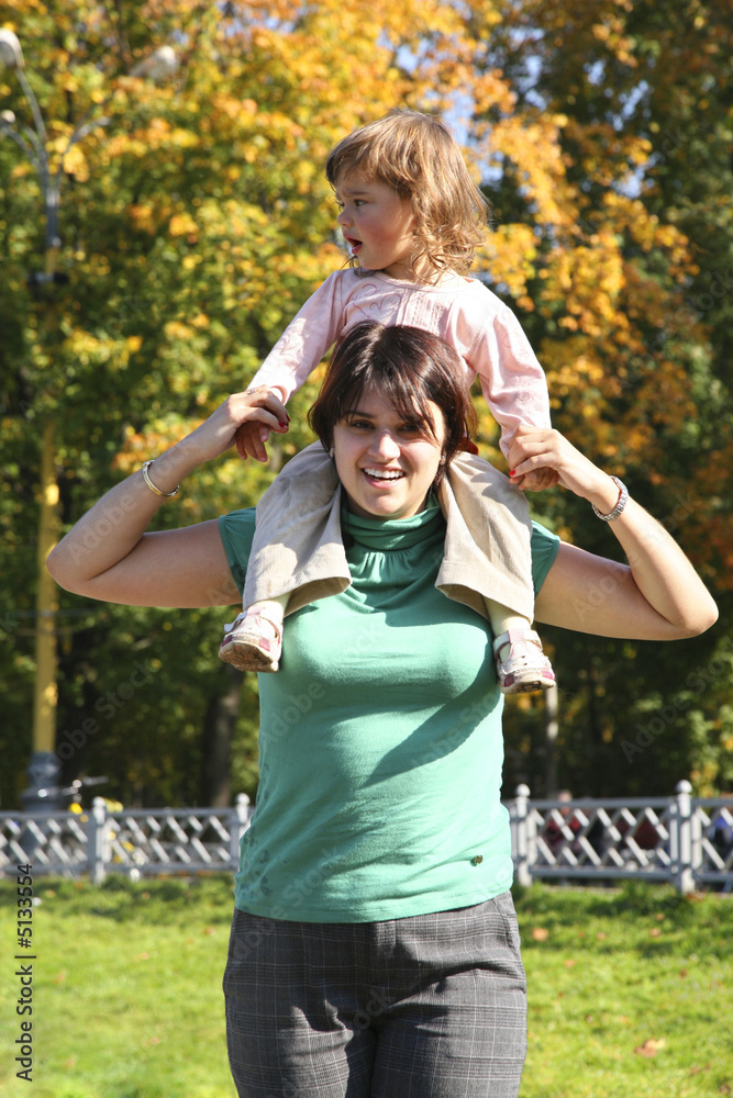 Obraz premium mother with daughter in autumn park