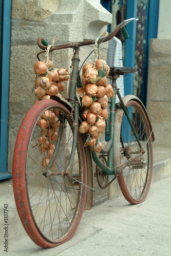 Vieux vélo avec des tresses d'oignons