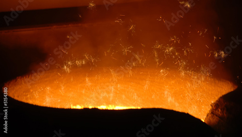 Fotografie the intense glow of molten metal inside a furnace or smelting pot