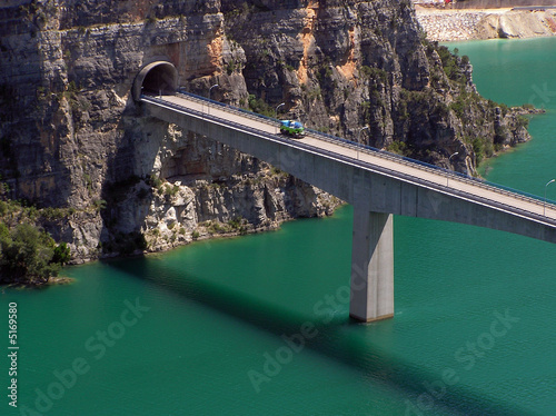 Puente sobre embalse