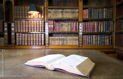 Foto Open book in old ibrary. Part of series