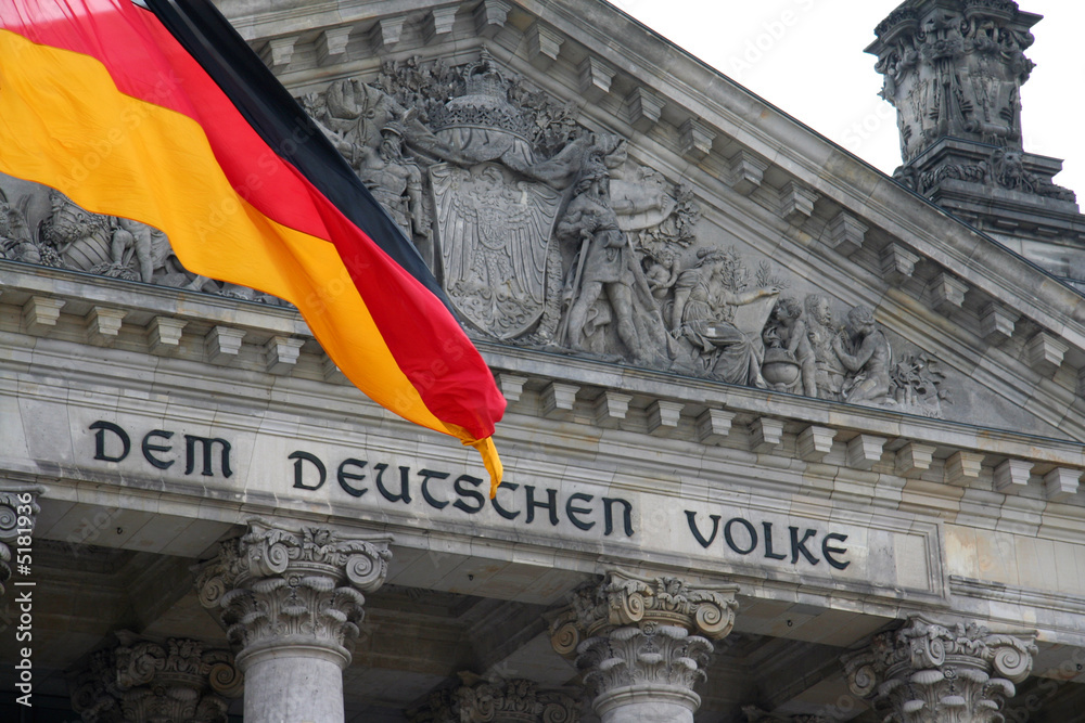 Fototapeta premium Reichstag mit Fahne, Berlin