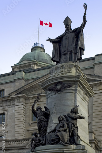 statue de monseigneur laval
