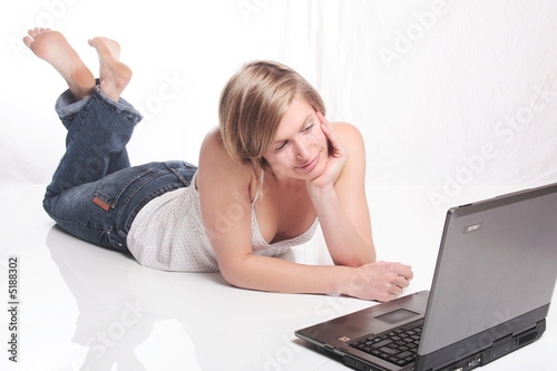 jeune femme ordinateur 4