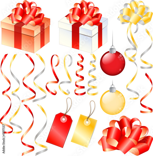 Lot de cadeaux, étiquettes, rubans et boules de décoration