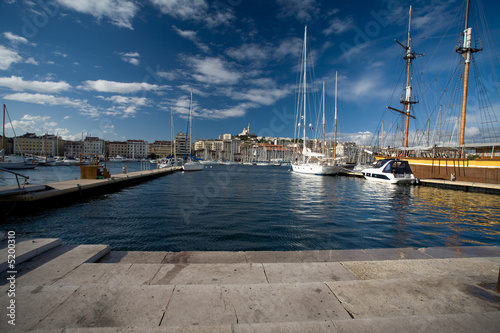 vue de la bonne mère depuis le port