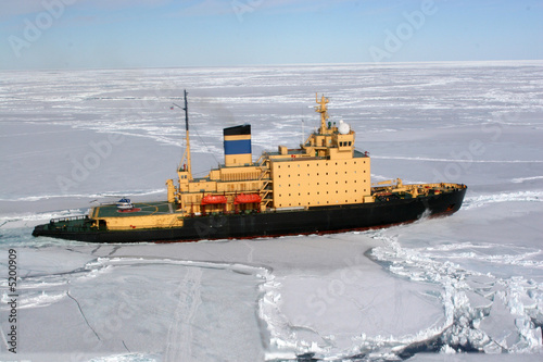 Brise-glace dans la banquise