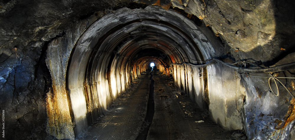 Obraz premium światło tunelu kopalnianego