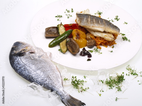 doradenfilet auf gebratenem gemüse
