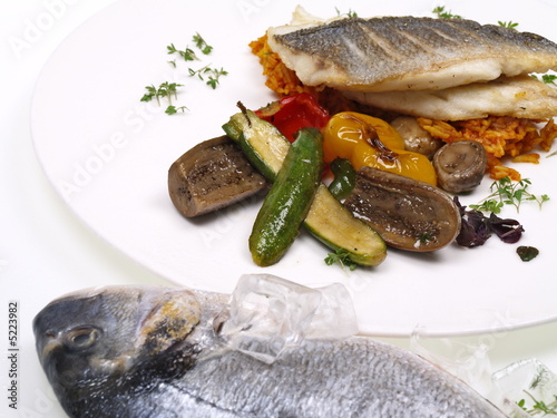 doradenfilet auf gebratenem gemüse