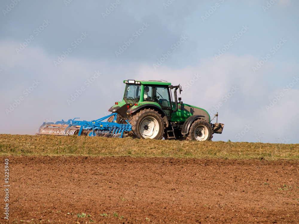 Traktor bei der Arbeit Traktor bei der Arbeit