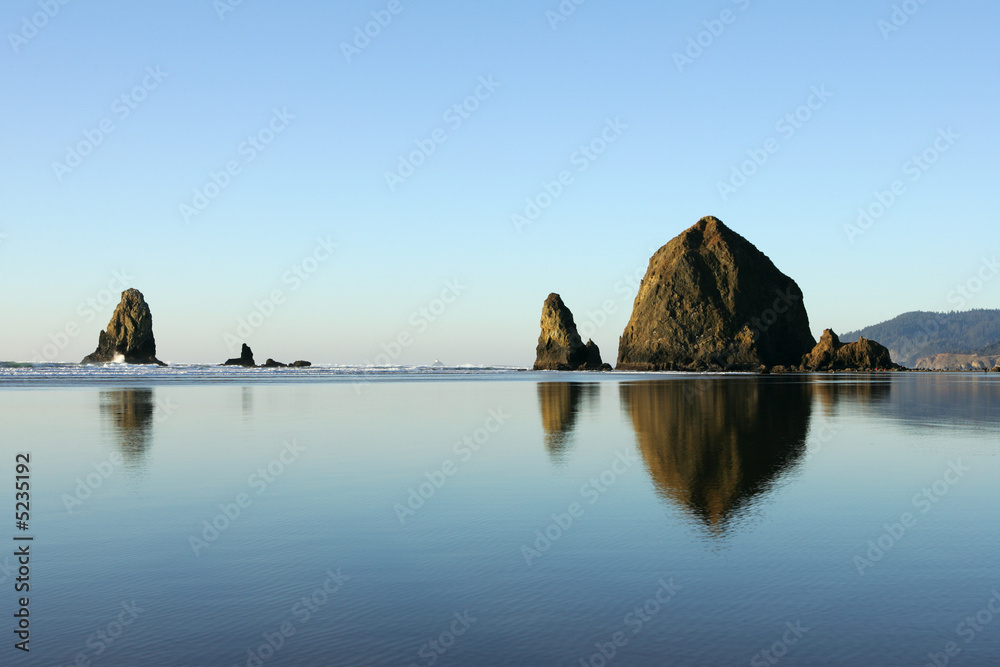 Fototapeta premium Famous Haystack Rock reflections, Canon Beach, Oregon