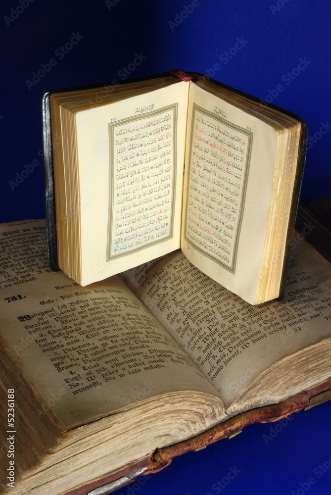 Obraz premium Ancient Bible and Koran