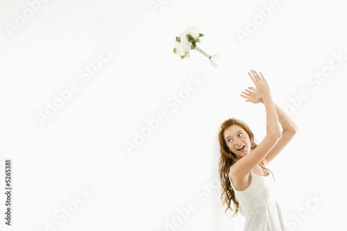 Fotografie Bride tossing bouquet.