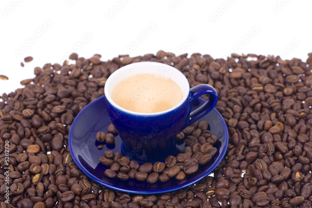 blaue Espressotasse mit Espressobohnen blaue Espressotasse mit Espressobohnen