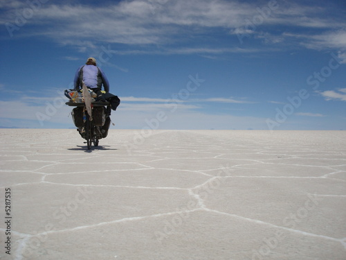 Billede på lærred Voyageur à vélo dans le salar de Uyuni.
