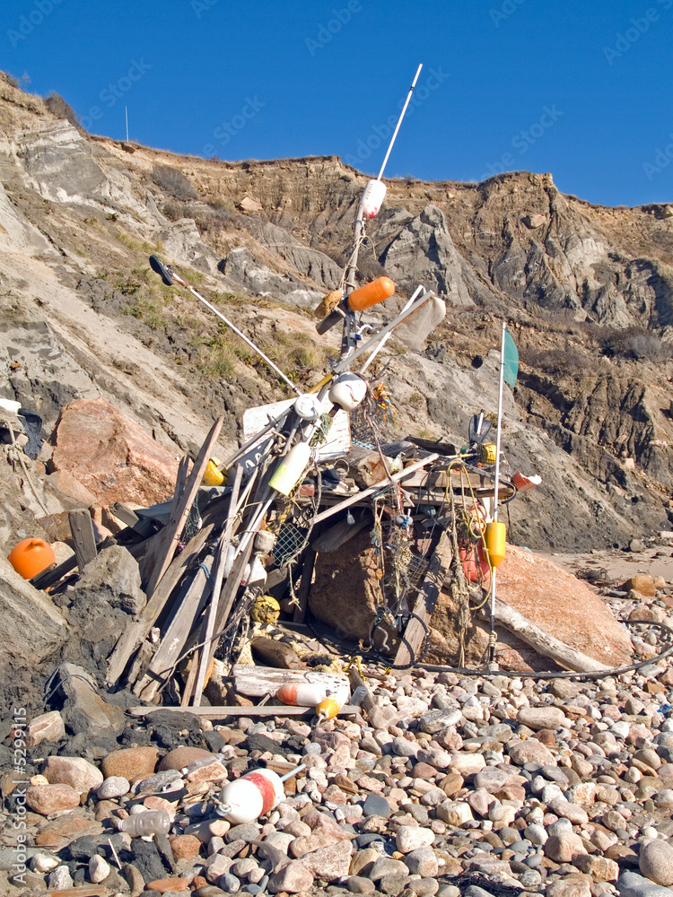 Obraz premium Ocean pollution - shack built out of trash found on the beach