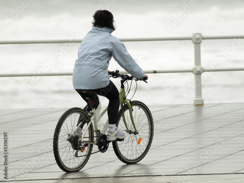 Mujer en bicicleta