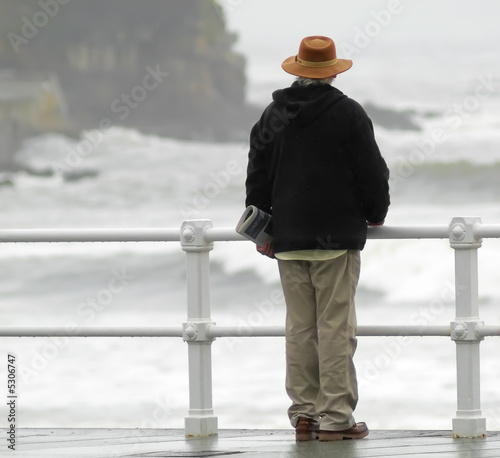 Hombre con sombrero mirando al mar © Marco Antonio Fdez.