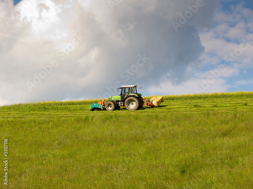 Traktor auf der Wiese