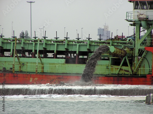 Barco tirando residuos