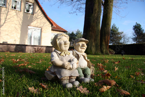 Rentnerpaar vor Landhaus