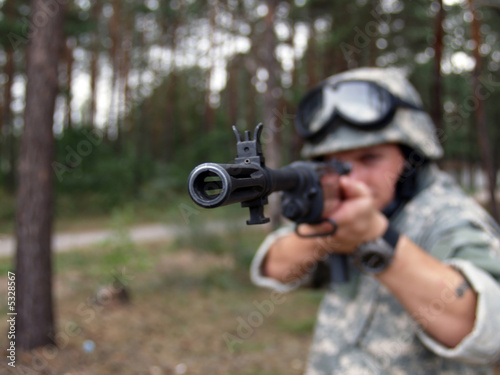 Soldier with rifle © Maksym Dragunov