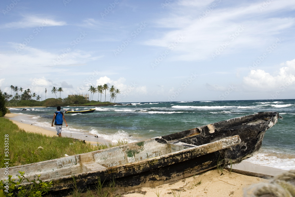 Fototapeta premium damaged boat on beach nicaragua