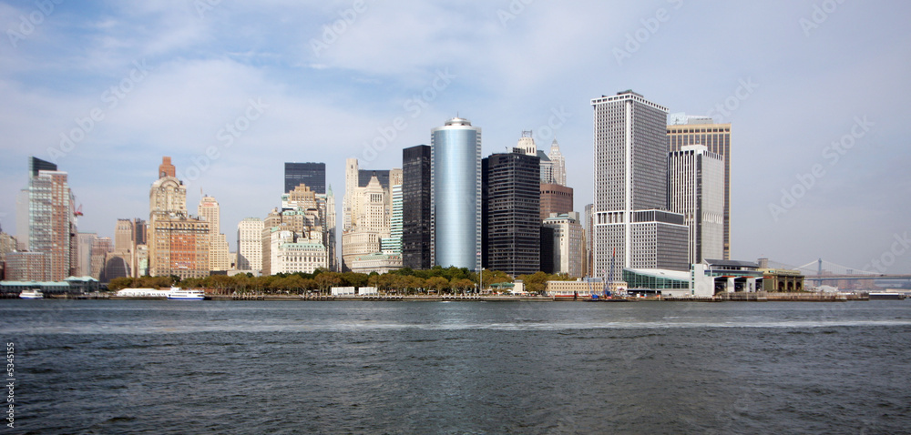 Obraz premium lower manhatten skyline view from ferry