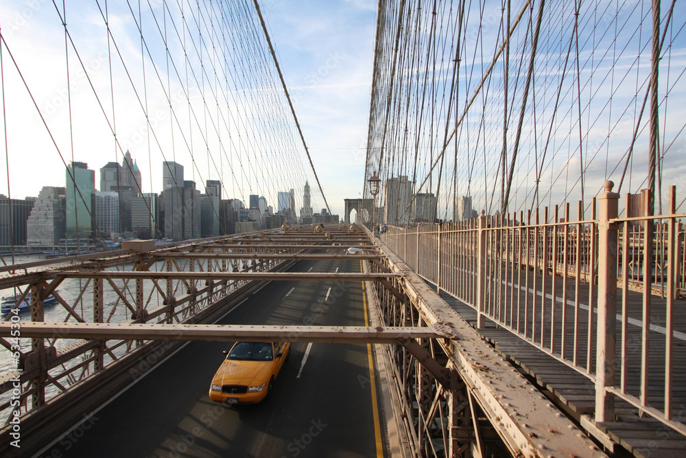 Fototapeta premium taxi on brooklyn bridge, nyc