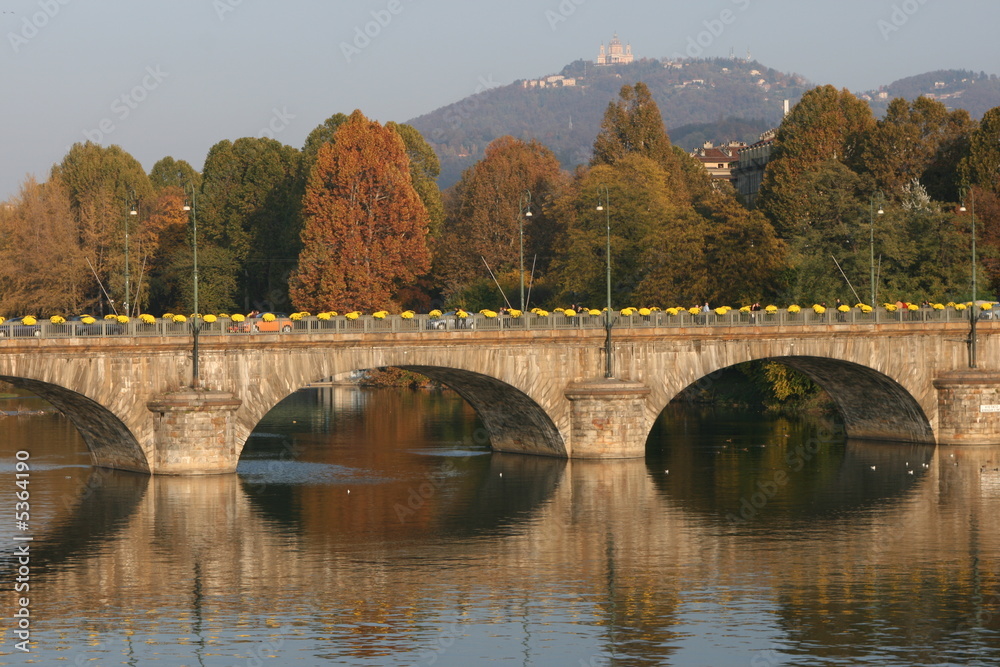 ponte con la Basilica di Superga sullo sfondo