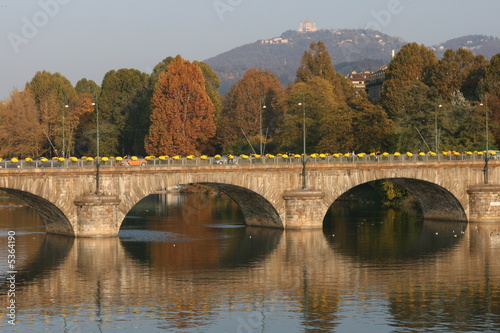 ponte con la Basilica di Superga sullo sfondo