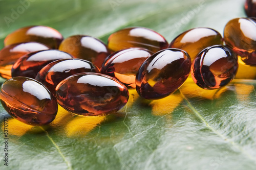 Obraz na płótnie Vitamin tablets on a green leaf