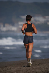 Sierkussen Joggen Vrouw joggend op zonnig strand  © .shock