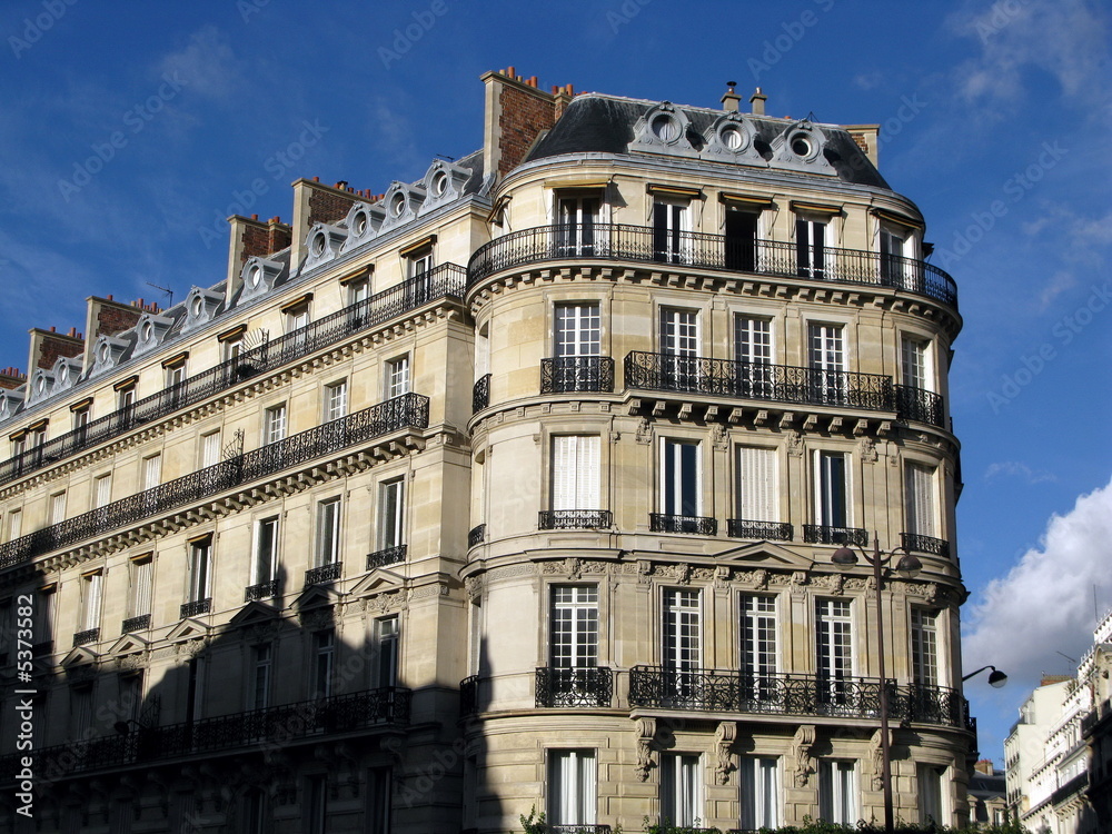 Immeuble arrondi en pierre, Paris