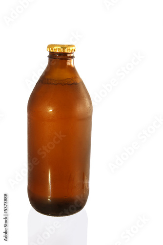 Fotografía A stubby of Australian beer, on white.
