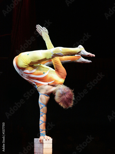 verticalista con costume colorato