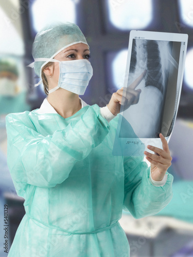 docto in surgery looking at patient x-ray